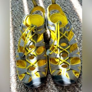 Keens whisper lightly used. Suede and fabric